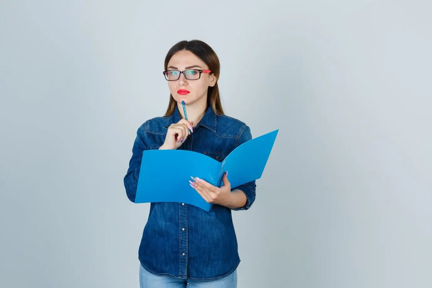 Junge Frau posiert ausdrucksstark.